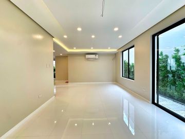Modern Exquisite 5 bedrooms House and lot for sale in Bf Homes