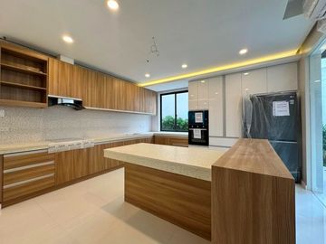 Modern Exquisite 5 bedrooms House and lot for sale in Bf Homes