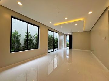 Modern Exquisite 5 bedrooms House and lot for sale in Bf Homes