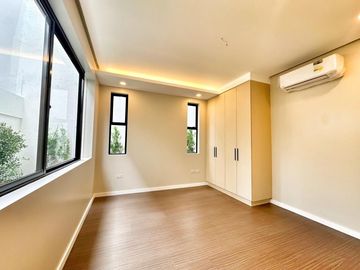 Modern Exquisite 5 bedrooms House and lot for sale in Bf Homes