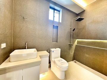 Modern Exquisite 5 bedrooms House and lot for sale in Bf Homes