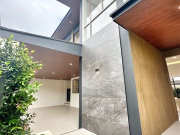 Brand new Modern 5 Bedrooms House with Elevator for sale in Bf Homes