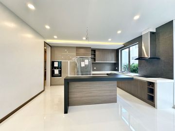 Brand new Modern 5 Bedrooms House with Elevator for sale in Bf Homes