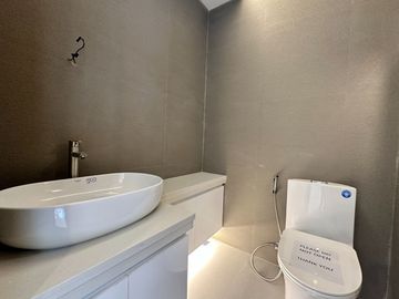 Brand new Modern 5 Bedrooms House with Elevator for sale in Bf Homes
