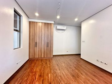 Brand new Modern 5 Bedrooms House with Elevator for sale in Bf Homes