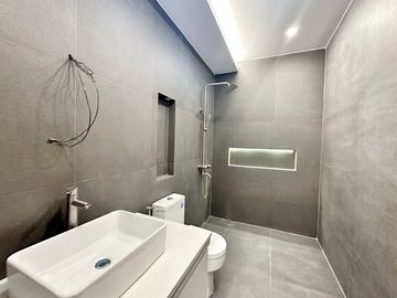 Brand new Modern 5 Bedrooms House with Elevator for sale in Bf Homes