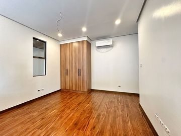 Brand new Modern 5 Bedrooms House with Elevator for sale in Bf Homes