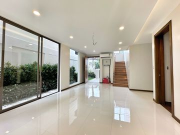 Brand new Modern 5 Bedrooms House with Elevator for sale in Bf Homes