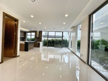 Brand new Modern 5 Bedrooms House with Elevator for sale in Bf Homes
