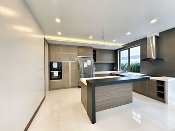 Brand new Modern 5 Bedrooms House with Elevator for sale in Bf Homes