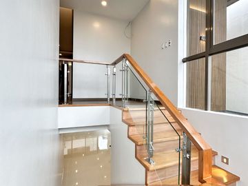 Brand new Modern 5 Bedrooms House with Elevator for sale in Bf Homes