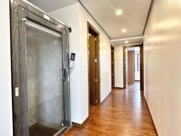 Brand new Modern 5 Bedrooms House with Elevator for sale in Bf Homes