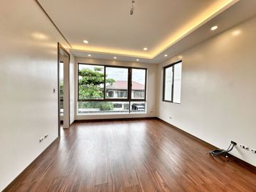 Brand new Modern 5 Bedrooms House with Elevator for sale in Bf Homes
