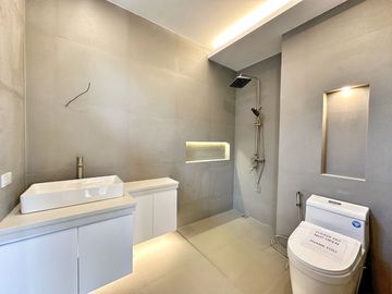 Brand new Modern 5 Bedrooms House with Elevator for sale in Bf Homes