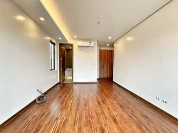 Brand new Modern 5 Bedrooms House with Elevator for sale in Bf Homes