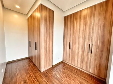 Brand new Modern 5 Bedrooms House with Elevator for sale in Bf Homes