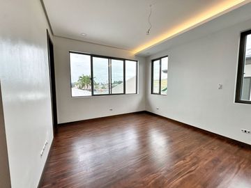 Brand new Modern 5 Bedrooms House with Elevator for sale in Bf Homes