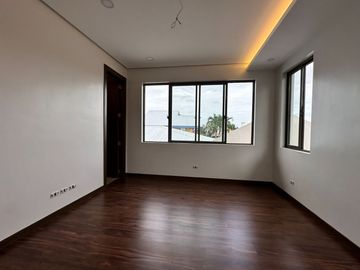 Brand new Modern 5 Bedrooms House with Elevator for sale in Bf Homes