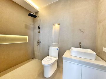 Brand new Modern 5 Bedrooms House with Elevator for sale in Bf Homes
