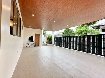 Brand new Modern 5 Bedrooms House with Elevator for sale in Bf Homes