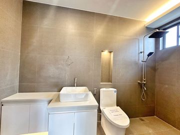 Brand new Modern 5 Bedrooms House with Elevator for sale in Bf Homes
