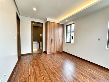 Brand new Modern 5 Bedrooms House with Elevator for sale in Bf Homes