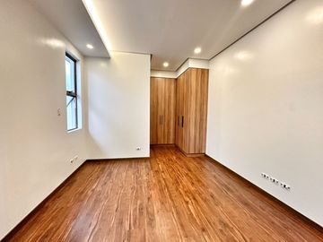 Brand new Modern 5 Bedrooms House with Elevator for sale in Bf Homes