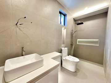 Brand new Modern 5 Bedrooms House with Elevator for sale in Bf Homes