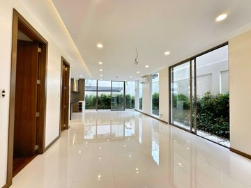 Brand new Modern 5 Bedrooms House with Elevator for sale in Bf Homes