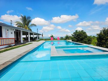 VILLA CON PISCINA, FINCA EN ARRIENDO CON ALIMENTACIÓN, PISCINA, SALÓN EJE CAFETERO, PEREIRA
