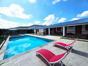 VILLA CON PISCINA, FINCA EN ARRIENDO CON ALIMENTACIÓN, PISCINA, SALÓN EJE CAFETERO, PEREIRA