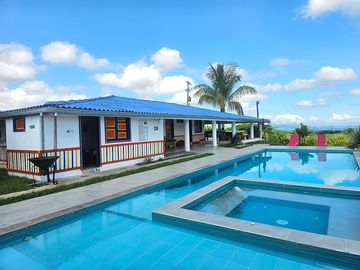 VILLA CON PISCINA, FINCA EN ARRIENDO CON ALIMENTACIÓN, PISCINA, SALÓN EJE CAFETERO, PEREIRA