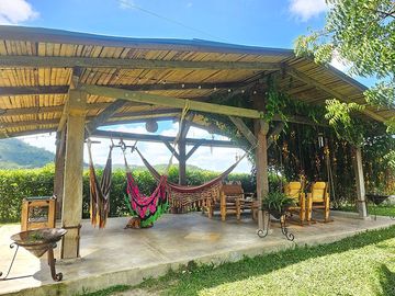 VILLA CON PISCINA, FINCA EN ARRIENDO CON ALIMENTACIÓN, PISCINA, SALÓN EJE CAFETERO, PEREIRA