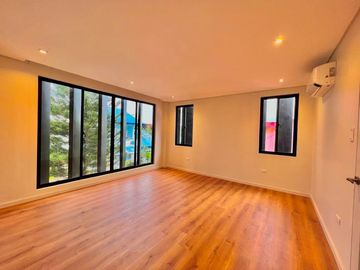 SPACIOUS SINGLE HOUSE AND LOT WITH MODERN INTERIOR DESIGN IN BF RESORT LAS PINAS