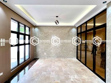 Lovely 5 Bedrooms Bungalow House & Lot for Sale with Basement!