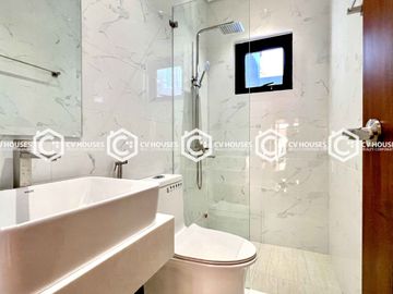 Lovely 5 Bedrooms Bungalow House & Lot for Sale with Basement!