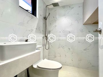Lovely 5 Bedrooms Bungalow House & Lot for Sale with Basement!