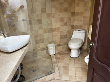 Vendo casa totalmente amoblada de 5 dormitorios en Ceibos Norte