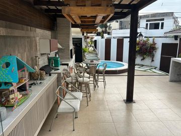Vendo casa totalmente amoblada de 5 dormitorios en Ceibos Norte
