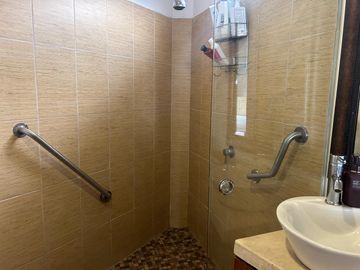 Vendo casa totalmente amoblada de 5 dormitorios en Ceibos Norte