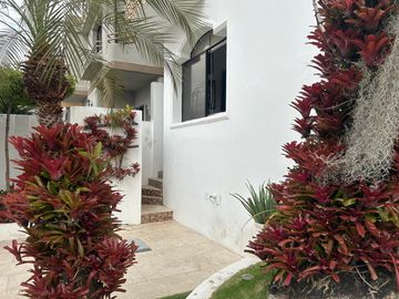 Vendo casa totalmente amoblada de 5 dormitorios en Ceibos Norte