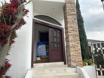 Vendo casa totalmente amoblada de 5 dormitorios en Ceibos Norte