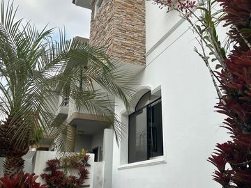Vendo casa totalmente amoblada de 5 dormitorios en Ceibos Norte