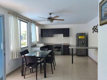 Vendo casa amoblada en Tonsupa, en conjunto residencial Meditarránea, de 3 dormitorios