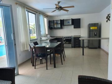 Vendo casa amoblada en Tonsupa, en conjunto residencial Meditarránea, de 3 dormitorios