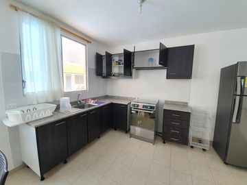 Vendo casa amoblada en Tonsupa, en conjunto residencial Meditarránea, de 3 dormitorios