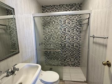 Salinas, amplio y remodelado departamento con balcón y vista al mar.