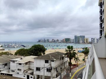 Salinas, amplio y remodelado departamento con balcón y vista al mar.