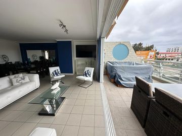 Salinas, amplio y remodelado departamento con balcón y vista al mar.