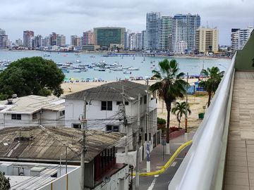 Salinas, amplio y remodelado departamento con balcón y vista al mar.